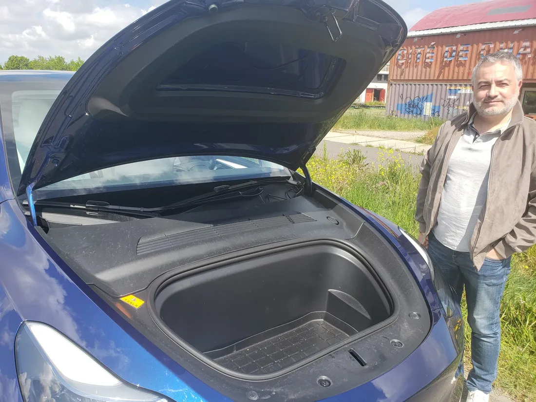 Cyril Touchet à côté du coffre avant