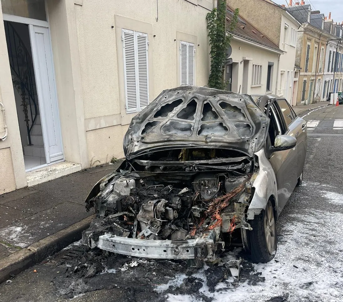 Voiture cramée Le Mans