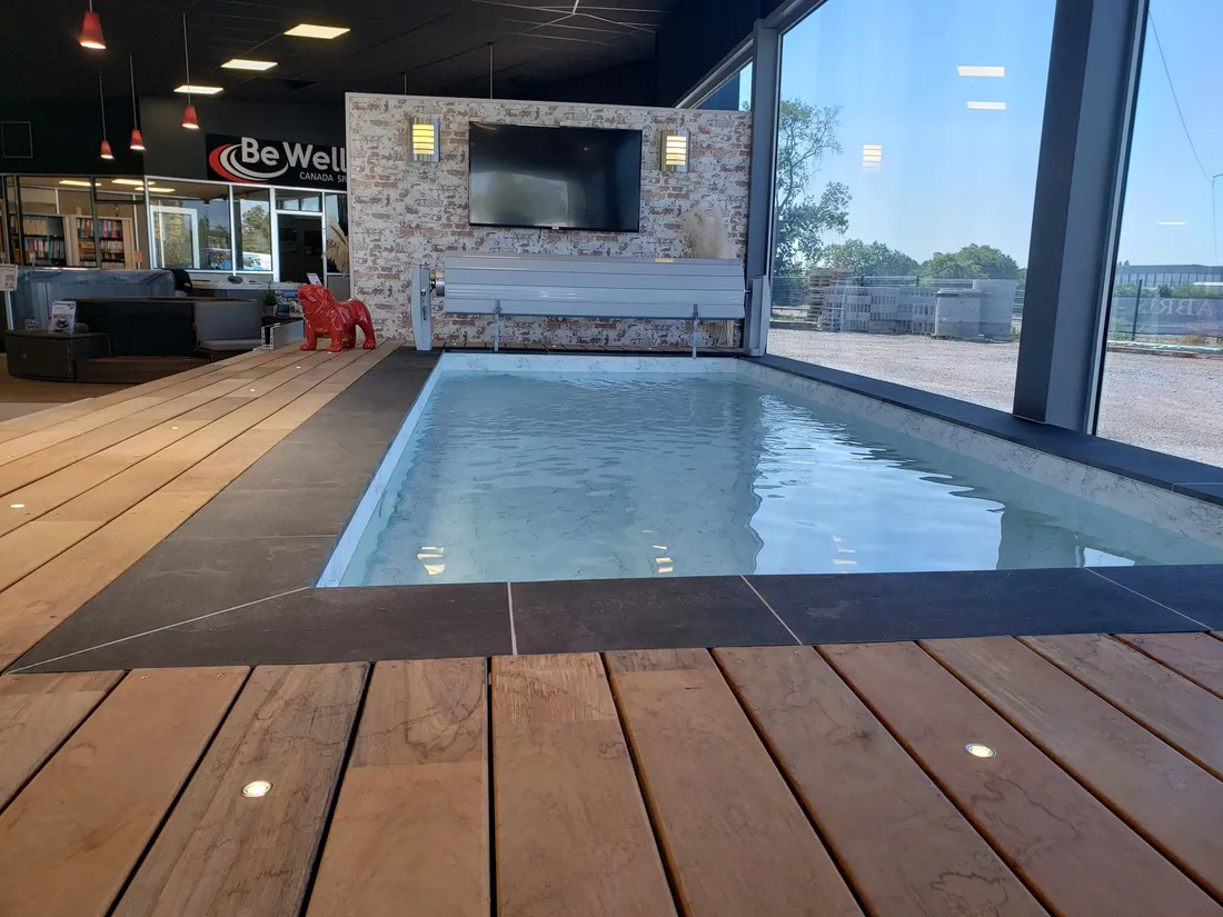 Une piscine exposée chez Aquastil à Bayeux