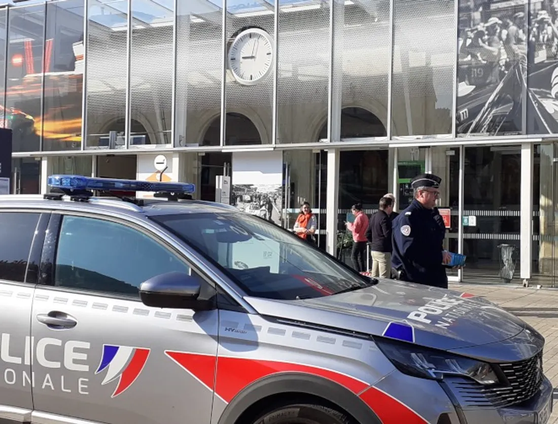 Opération de police devant la gare du Mans