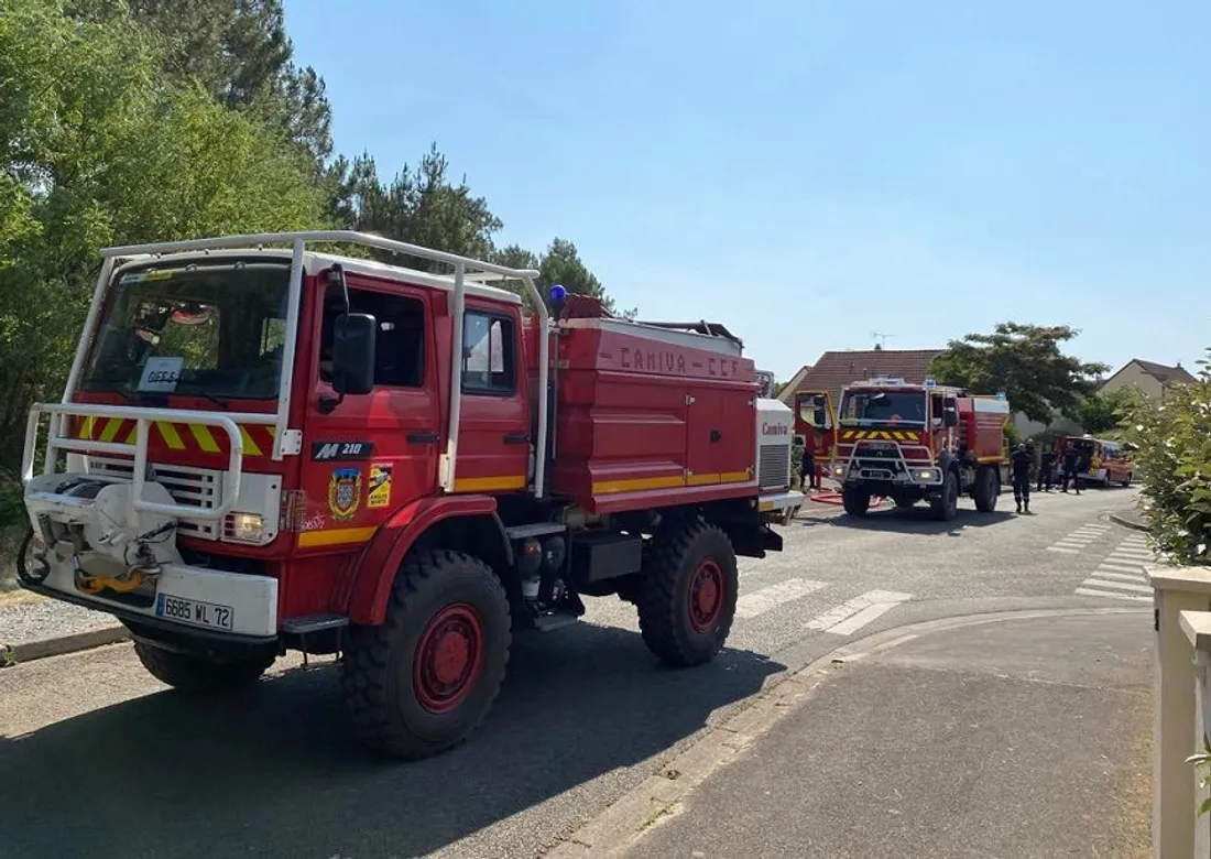 Les pompiers, mobilisés sur le boulevard des Grands-Rôtis, à Mulsanne
