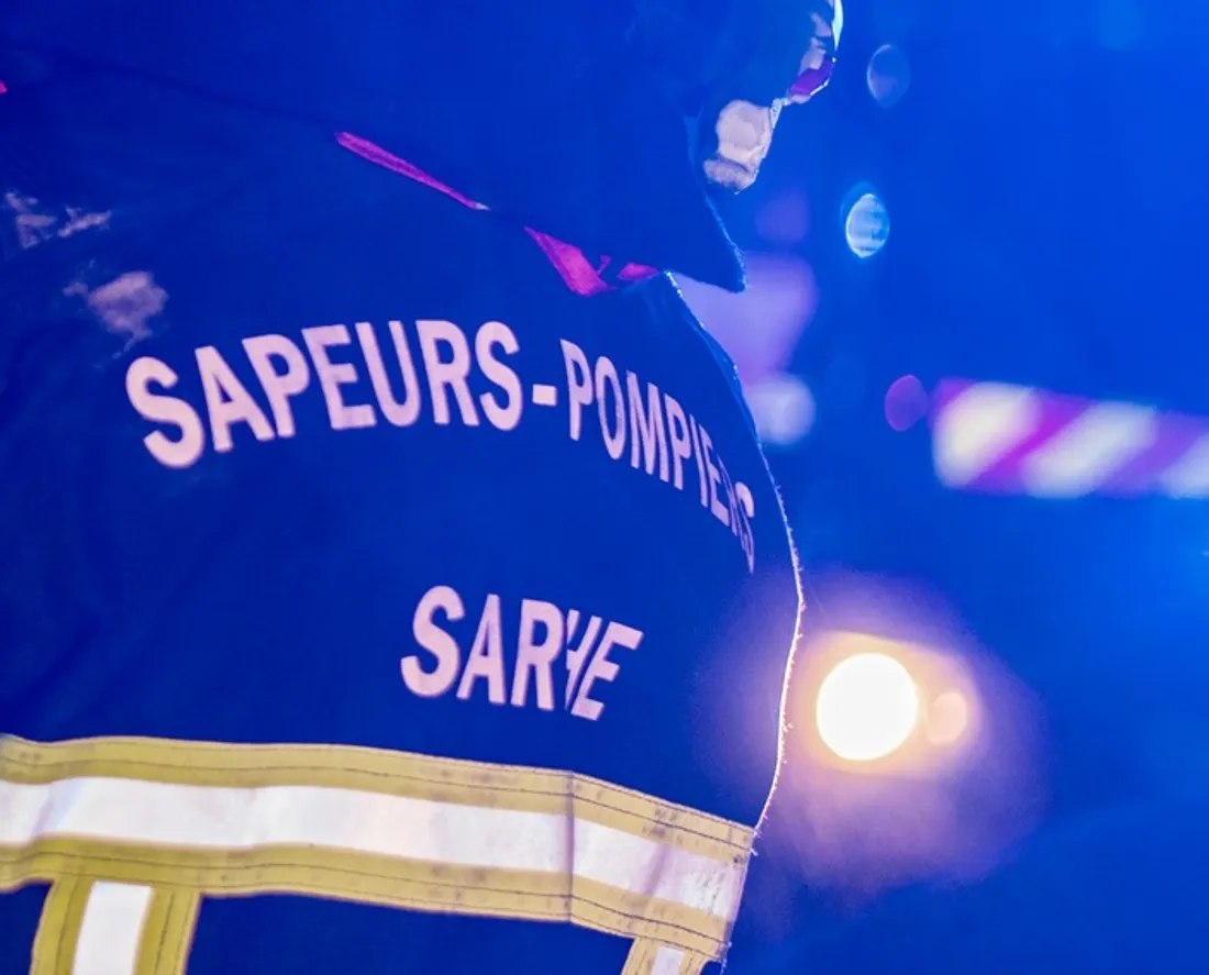 61 pompiers mobilisés pour éteindre un incendie ravageant un bâtiment industriel au Mans.