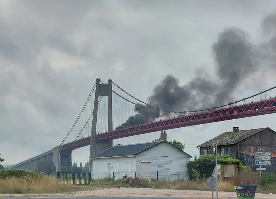 Un poids-lourd en feu sur le pont de Tancarville