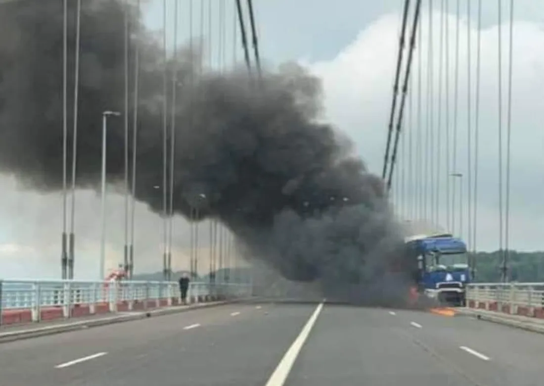 Gros dégagement de fumée sur le pont de Tancarville