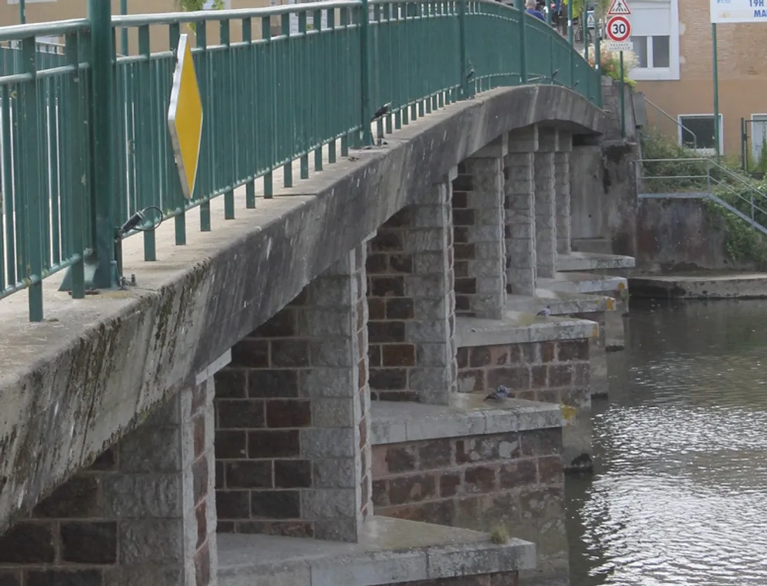 Le pont qui enjambe la rivière à La Suze-sur-Sarthe