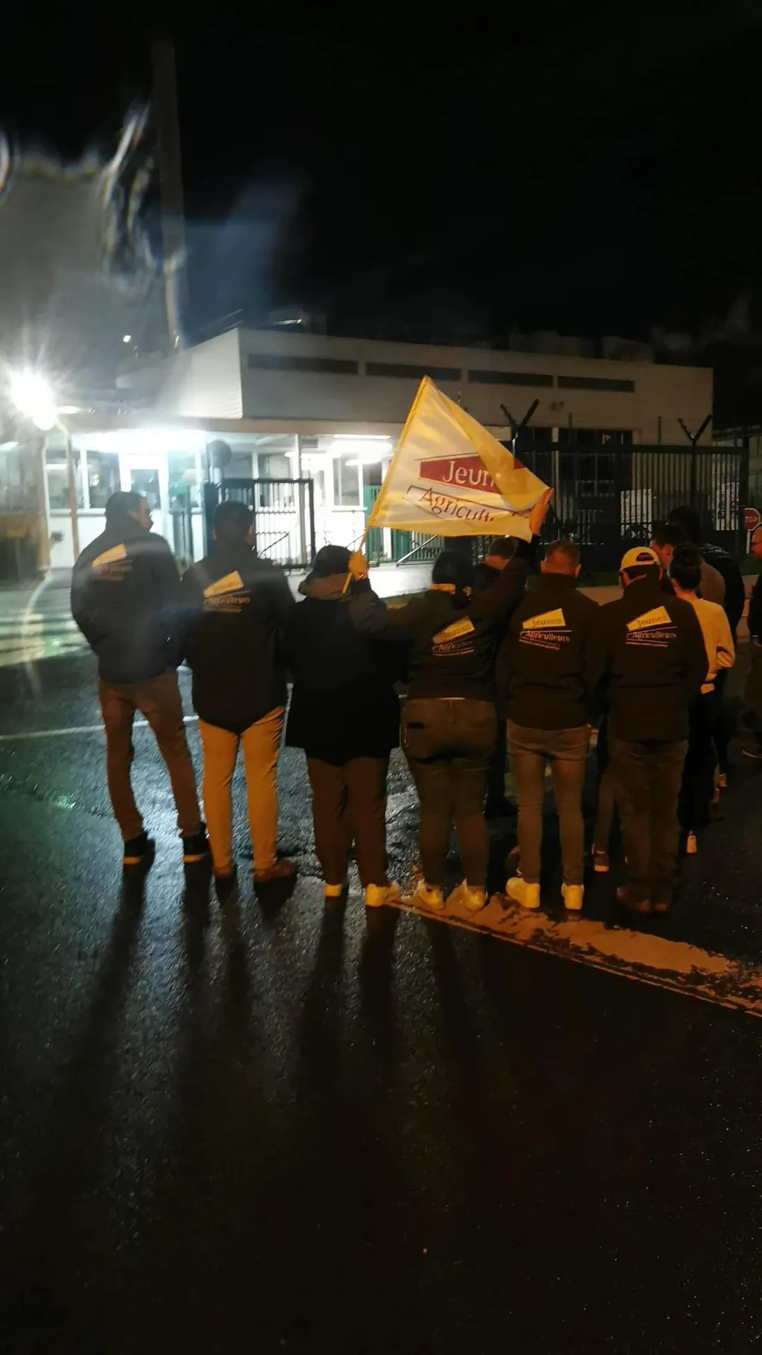 La FDSEA et les Jeunes Agriculteurs 72 se rassemblent à Sablé-sur-Sarthe.