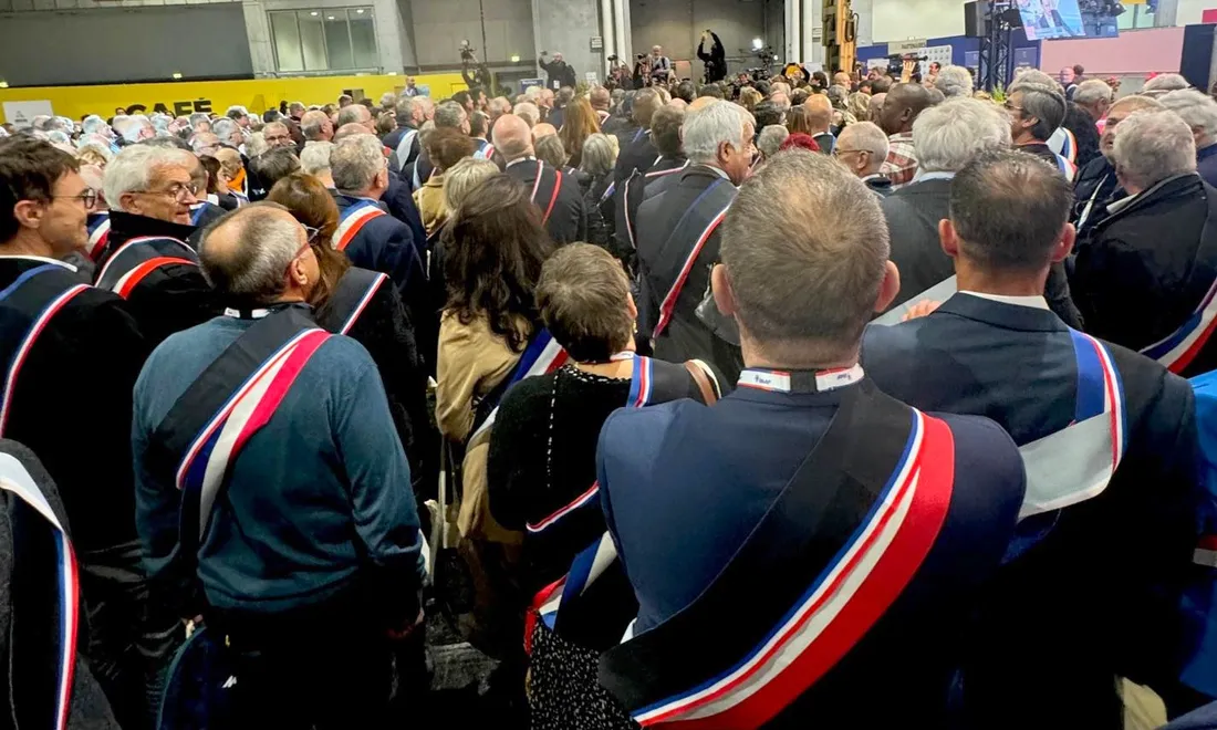 Les maires ont dénoncé le PLF 2025 sur leur congrès parisien mardi 19 novembre.