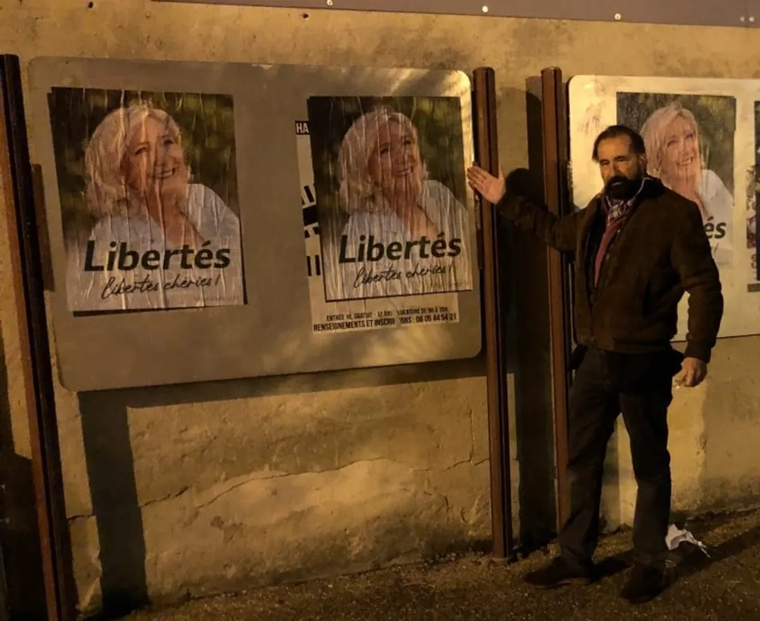 Raymond de Malherbe lors d'un collage d'affiches