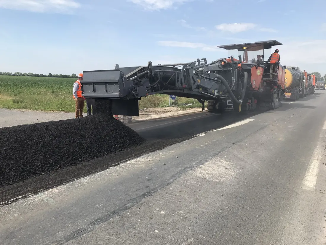 La machine Recycol permet de raboter la chaussée pour être ensuite réutilisée