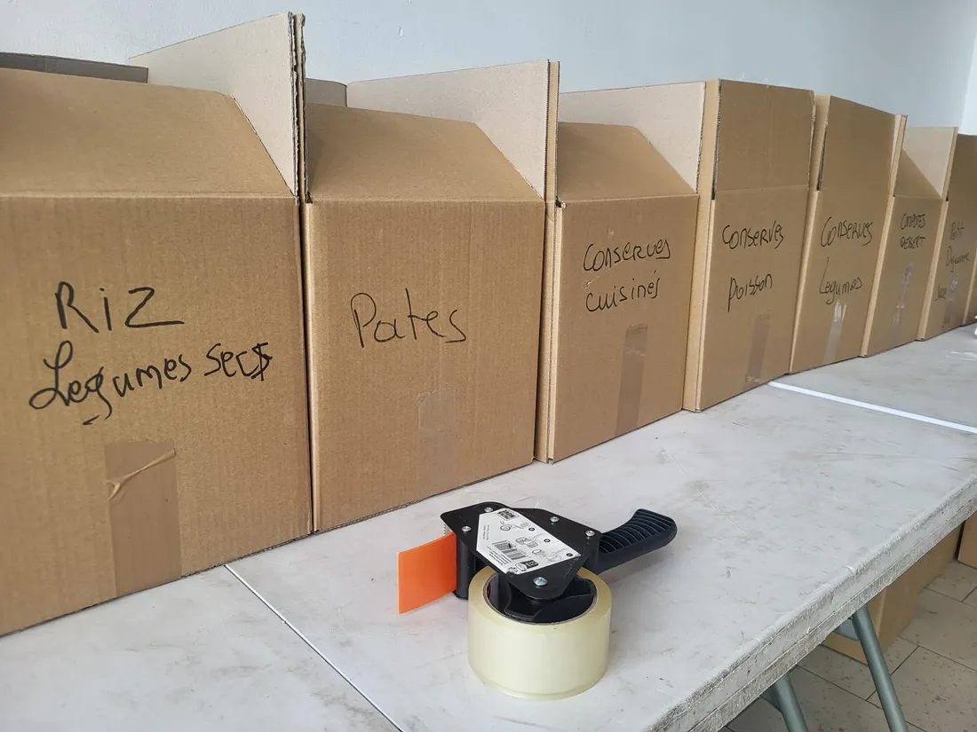 Les cartons prêts à recevoir les denrées