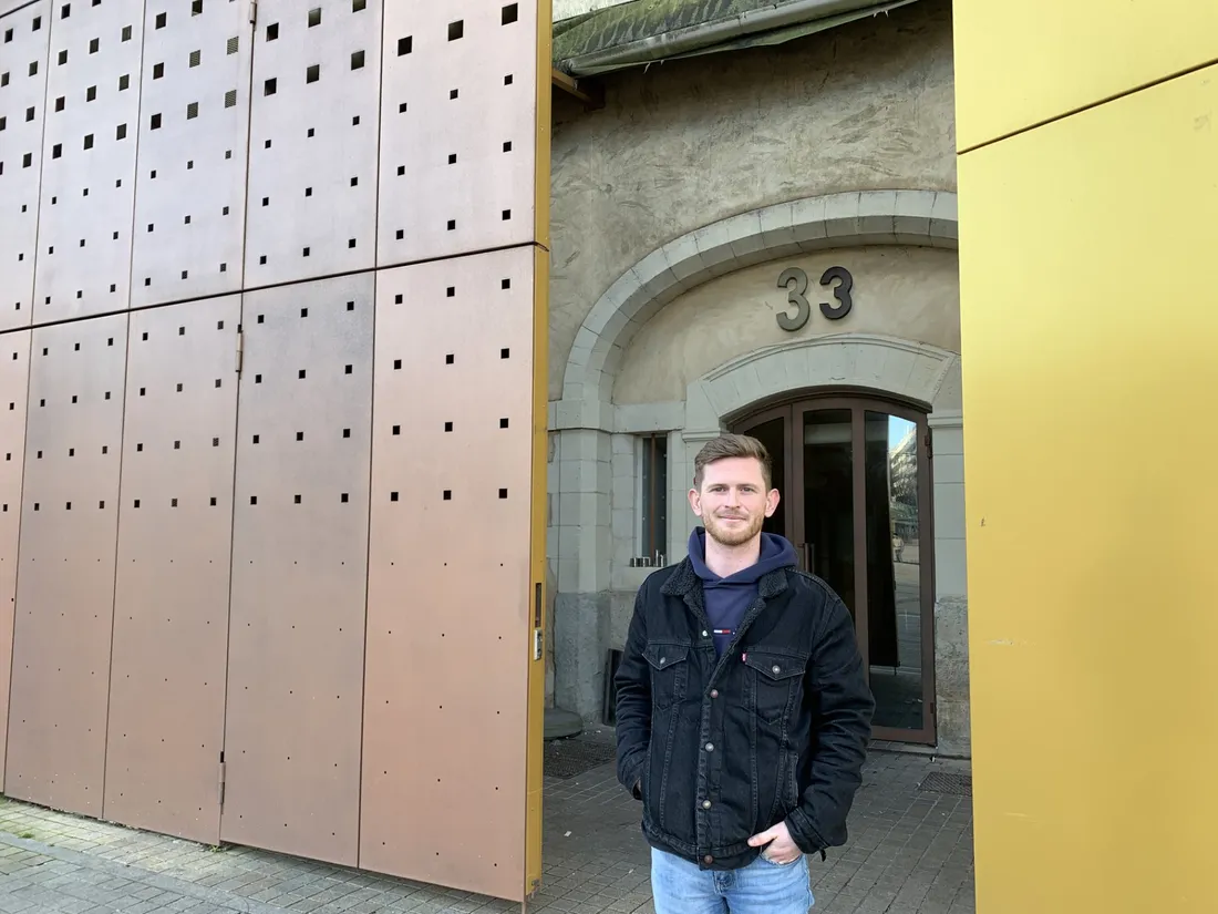Romain Bouet est le gérant du Levrette Café, place de la République, au Mans.