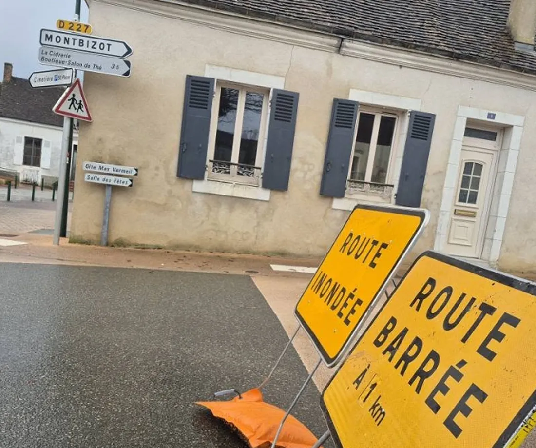 Route barrée pour cause d'inondation à Souligné-sous-Ballon