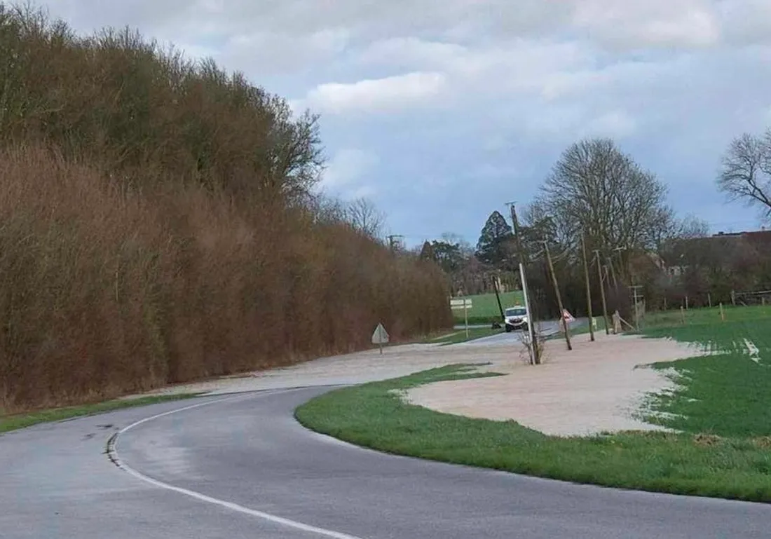 Route inondée dans le Perche