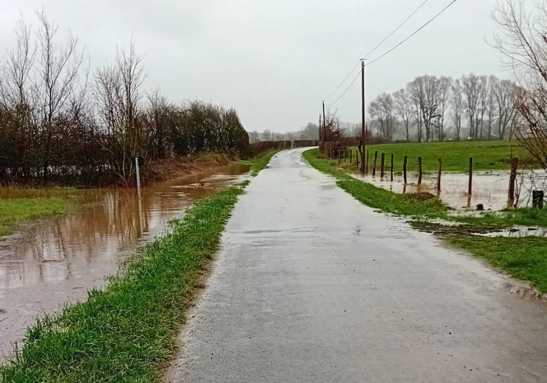Route inondée dans la campagne sarthoise