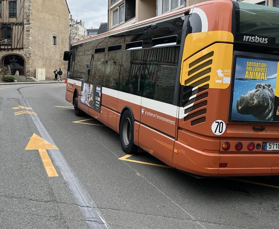 Bus dans la rue de la Galère