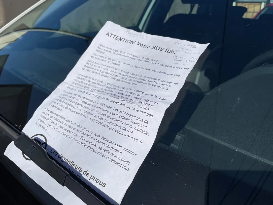 Le pneu d'un SUV dégonflé au Mans