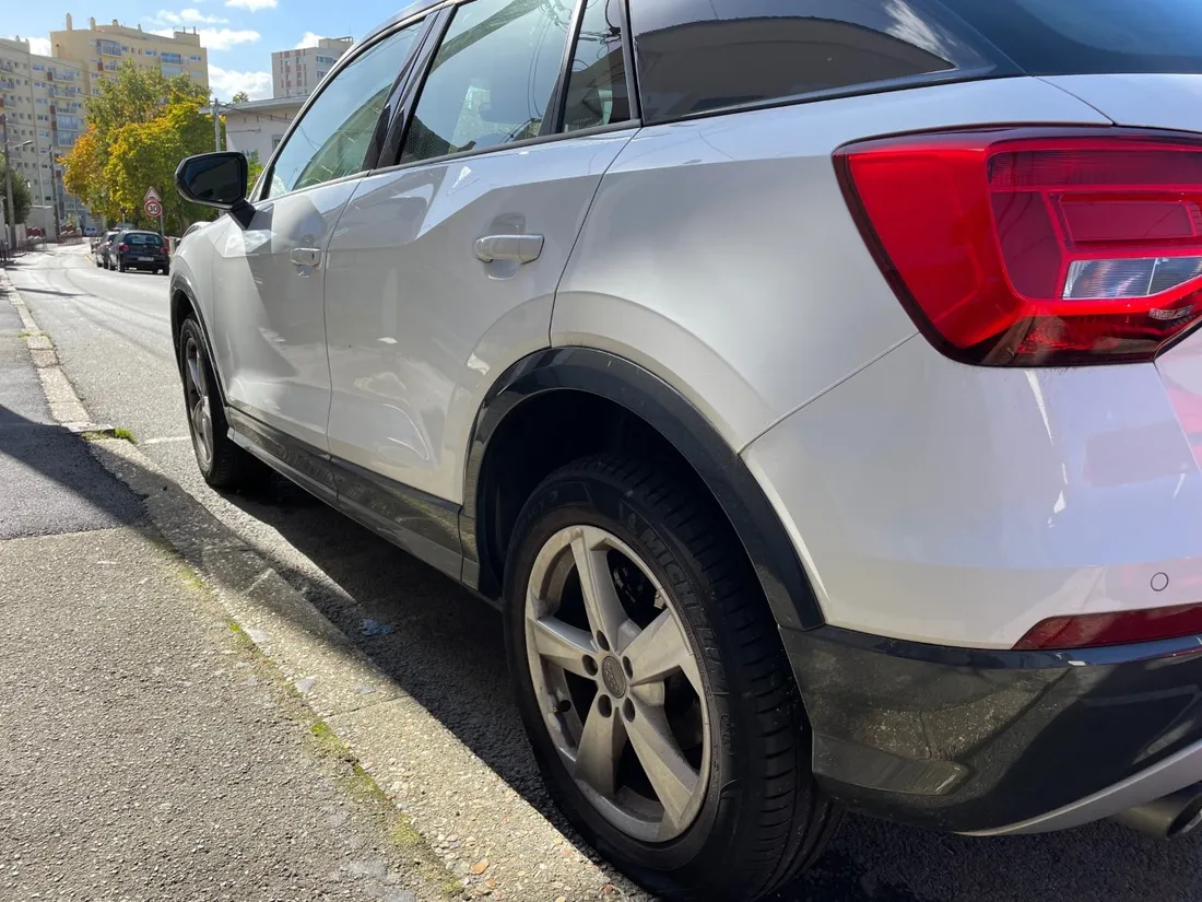 Le pneu d'un SUV dégonflé au Mans