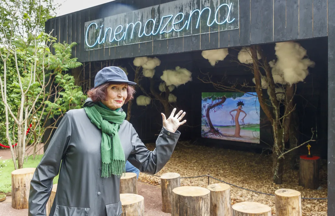 Sabine Azéma devant son interprétation du cinéma aux jardins de Chaumont. Photo : Eric Sander.