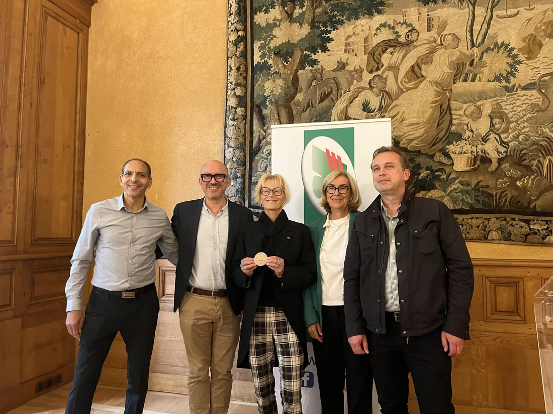 Sandrine Lagrée a reçu la médaille du département de la Sarthe.