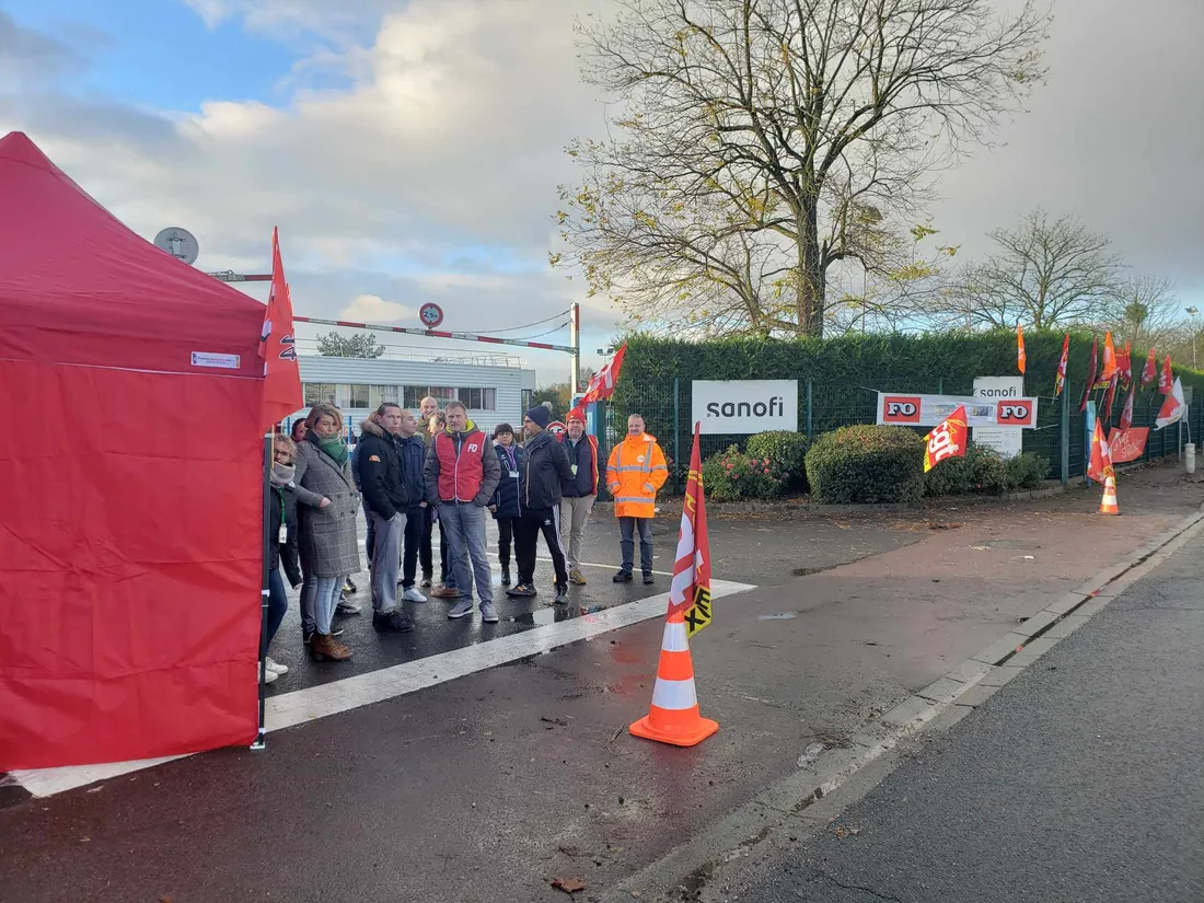 Les grévistes mobilisés ce mardi 28 novembre devant Sanofi Lisieux