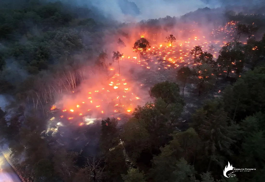Une impressionnante vue nocturne sur l'incendie de Villeny ce 19 août au soir. Photo : SDIS 41.