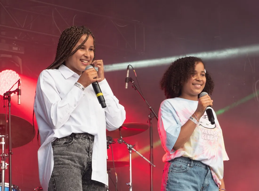 Les sœurs Sara et Rania, sur scène