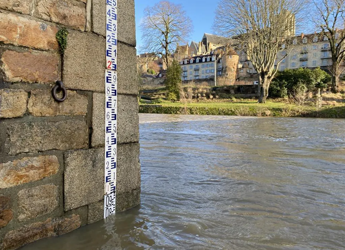 La Sarthe, sous le pont Yssoir, au Mans