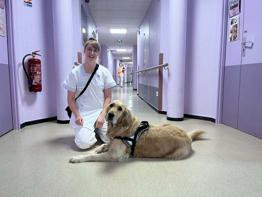 La chienne Scampy rassure les résidents de l'EHPAD de Fresnay-sur-Sarthe.