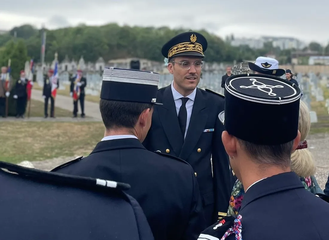 Simon Babre, sous son képi de représentant de l'Etat