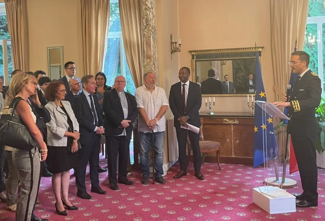 Simon Babre se présente, face aux journalistes de la presse locale