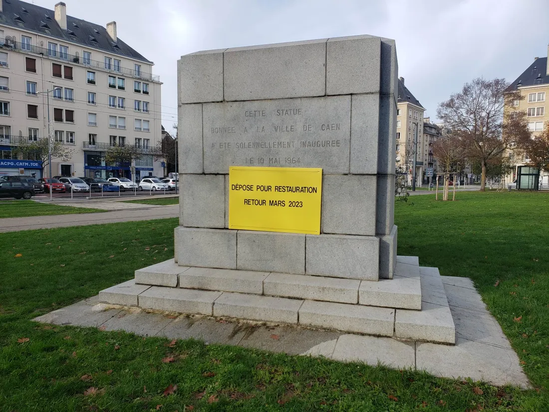 Voici ce qu'il reste de la statue Jeanne d'Arc