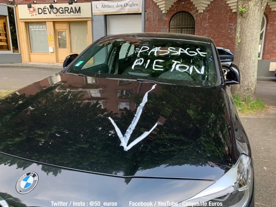 Une voiture taguée à Rouen