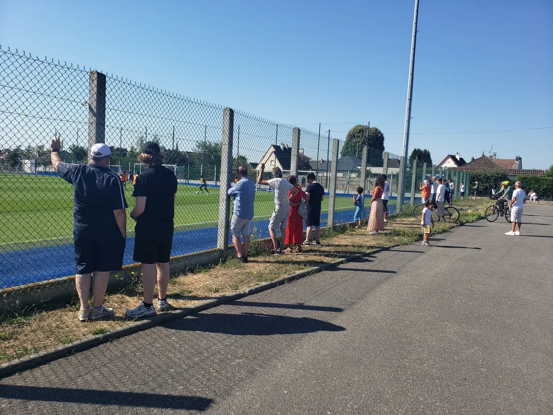 Des supporteurs de Malherbe assistant à une séance d'entraînement