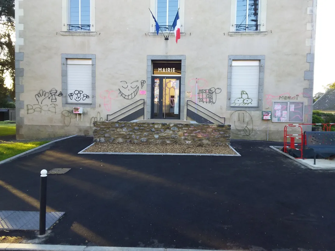 La mairie de Montjean a été taguée le weekend des 28 et 29 septembre 2024.