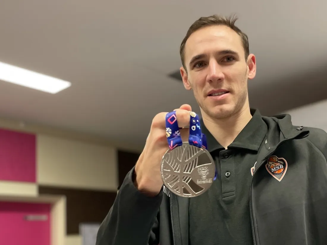 Terry Tarpey présente sa médaille 