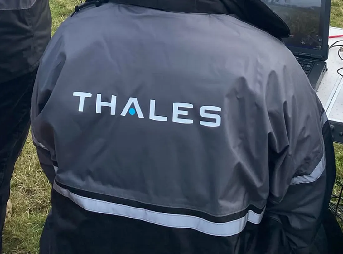 Logo Thalès sur le dos d'un blouson
