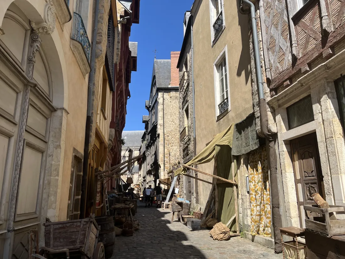 Une comédie historique est tournée au Mans, dans la Cité Plantagenêt. 