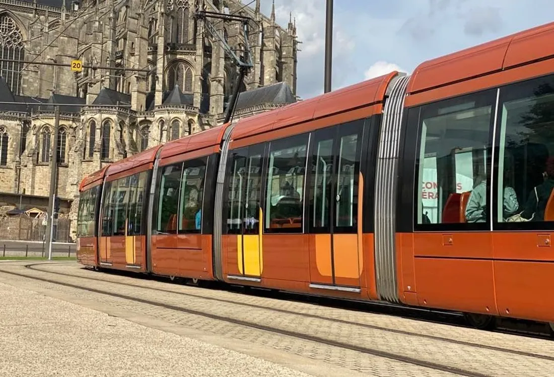 Place des Jacobins, au Mans, le passage d'une rame du tramway