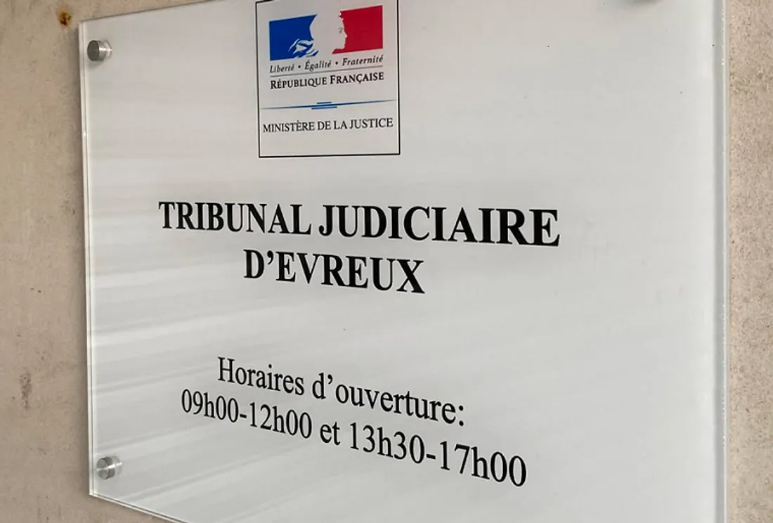 Tribunal judiciaire d'Evreux, comme c'est écrit sur la plaque