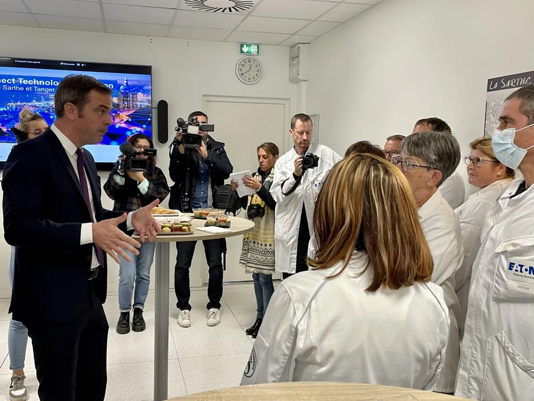 Olivier Véran échange avec les salariés de Souriau