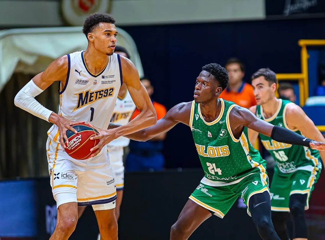 Victor Wembanyama face à Mbaye Ndiaye et Thomas Cornely. Photo : Tuan Nguyen