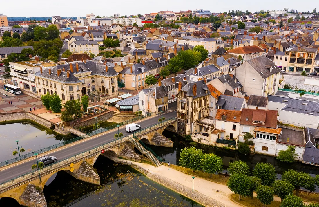 Vierzon et son centre-ville traversé par le Cher