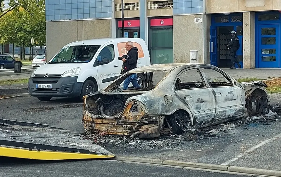Voiture carbonisée dans une rue du quartier de Perseigne, à Alençon