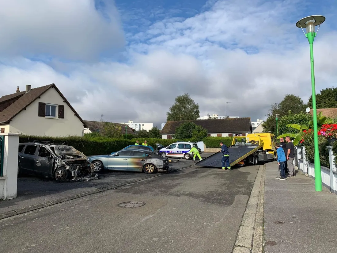 La dépanneuse intervient pour évacuer les voitures calcinées 