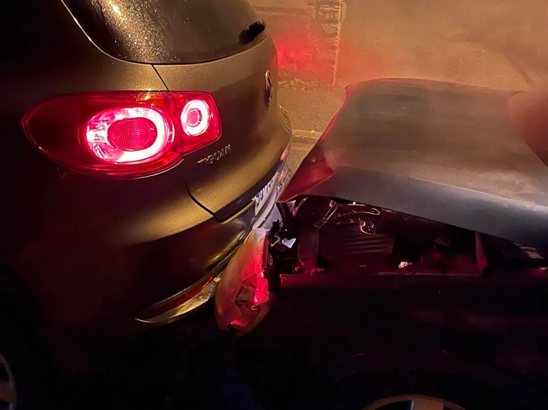 Les voitures se sont percutées devant un feu rouge