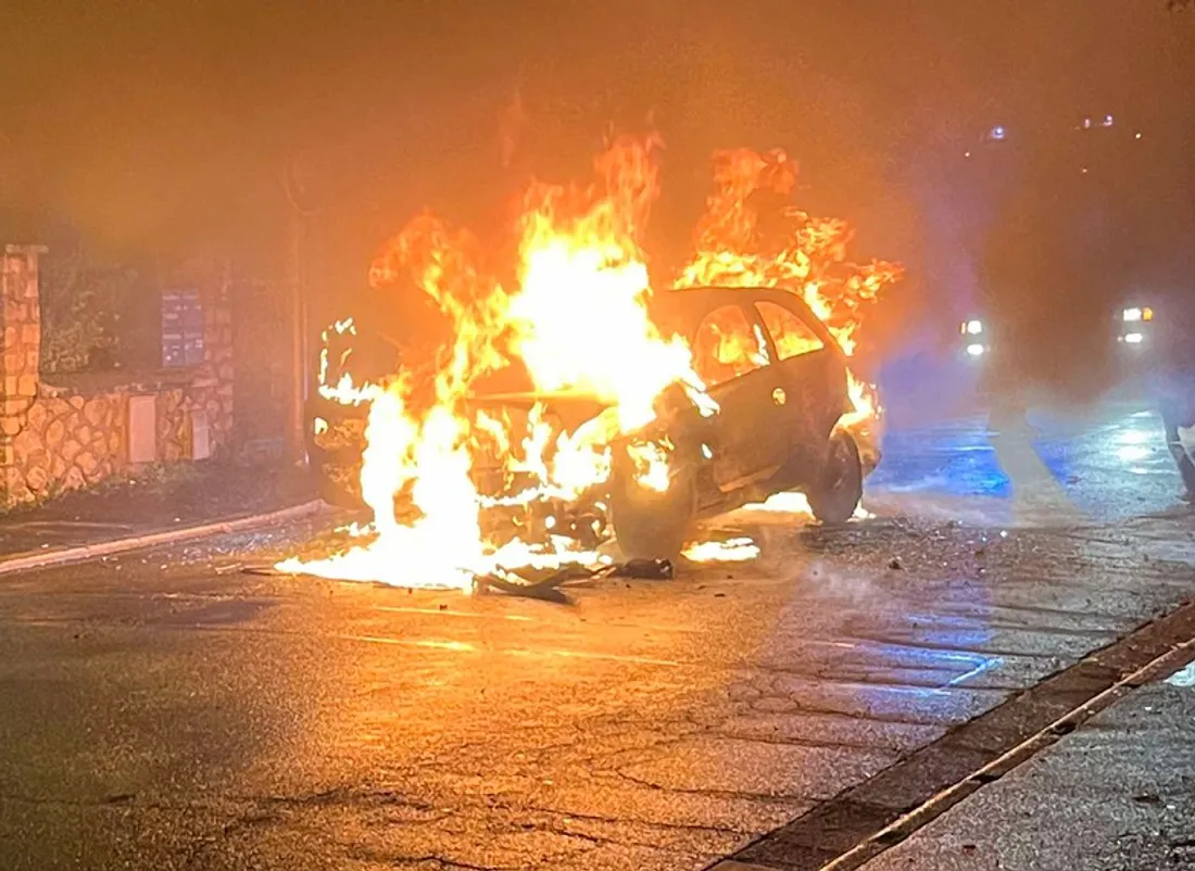 La voiture a immédiatement pris feu