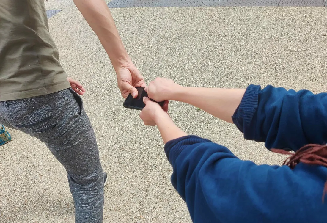 Elle se fait voler son IPhone au Mans