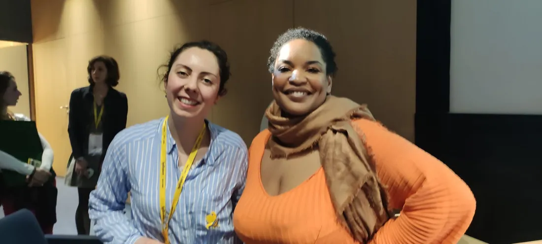 Candice Menant-Fernandez (à gauche) au côté de Kelly Massol, fondatrice des Secrets de Loly