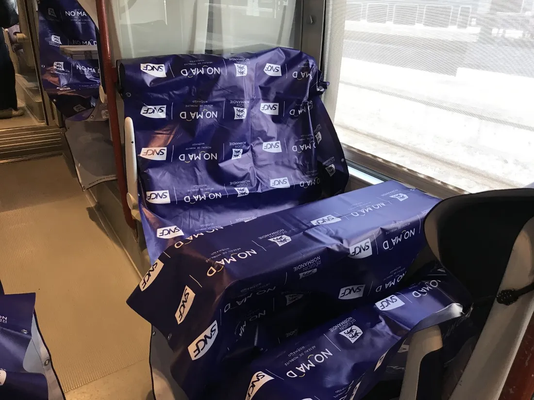 Des bâches sont installées sur les sièges pour faire place aux vélos