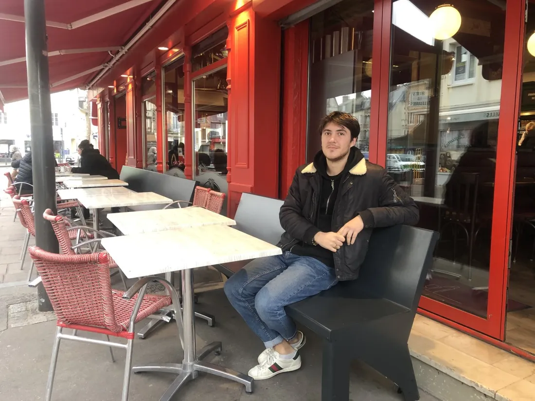 Pont Audemer : il contourne l’interdiction des terrasses chauffantes avec ses bancs chauffants